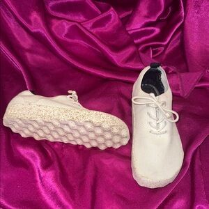 A sportugus size 40 NEW White Textured Sole Sneakers